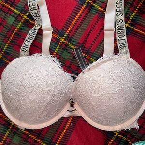 Victoria's Secret Lace Bra in Crème/Light Pink